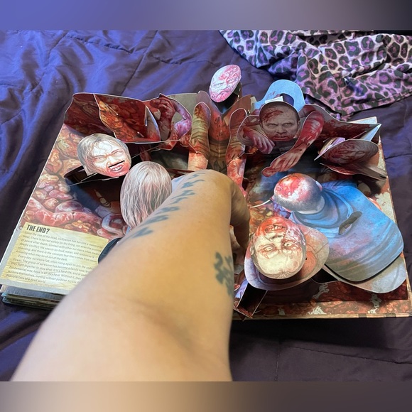 AMCs The Walking Dead Pop-Up Book - Picture 8 of 8